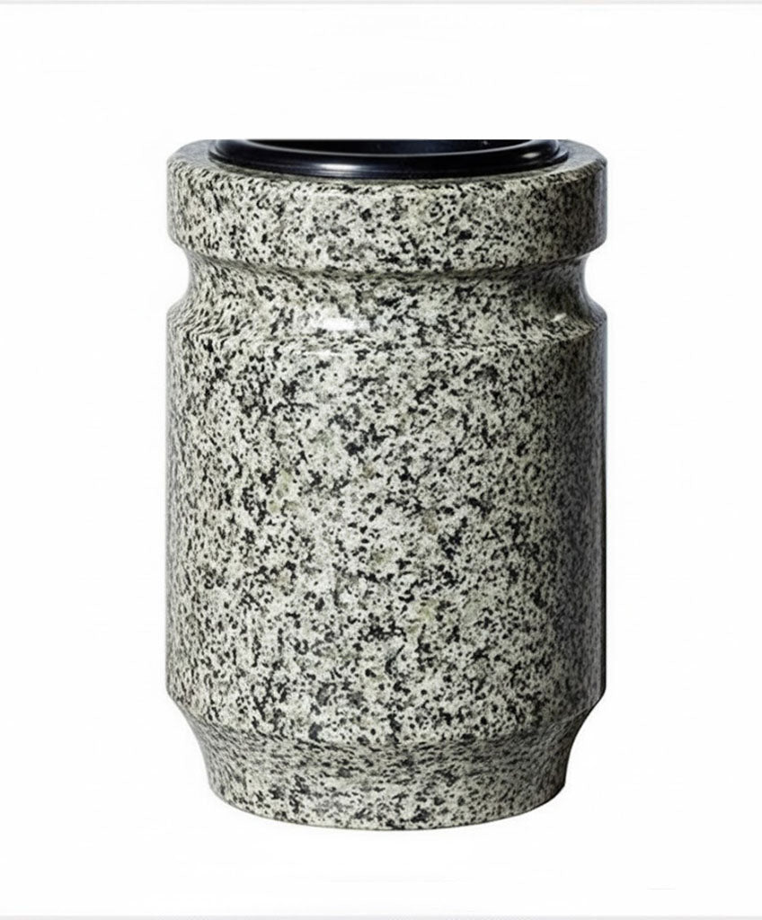 Jarrón 1/2 de granito para lápida de nicho con fijación a pared y depósito plástico Ref. D‑62. Medidas 18×12×6 cm. Envío a toda España. Stock y entrega inmediata.