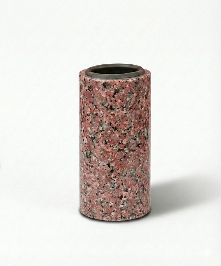 Jarrón de granito para columbario con fijación a pared, 13×6×6 cm. Envío a toda España y colocación en cementerios de Madrid. Stock y entrega inmediata.