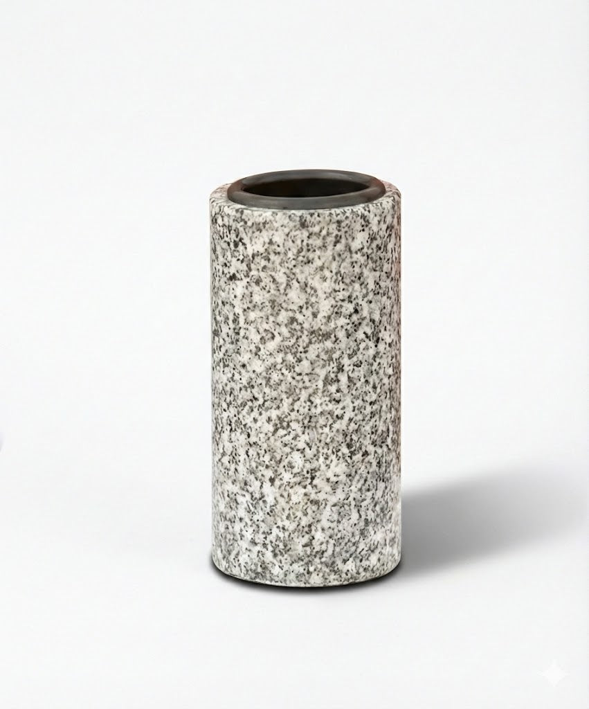 Jarrón de granito para columbario con fijación a pared, 13×6×6 cm. Envío a toda España y colocación en cementerios de Madrid. Stock y entrega inmediata.