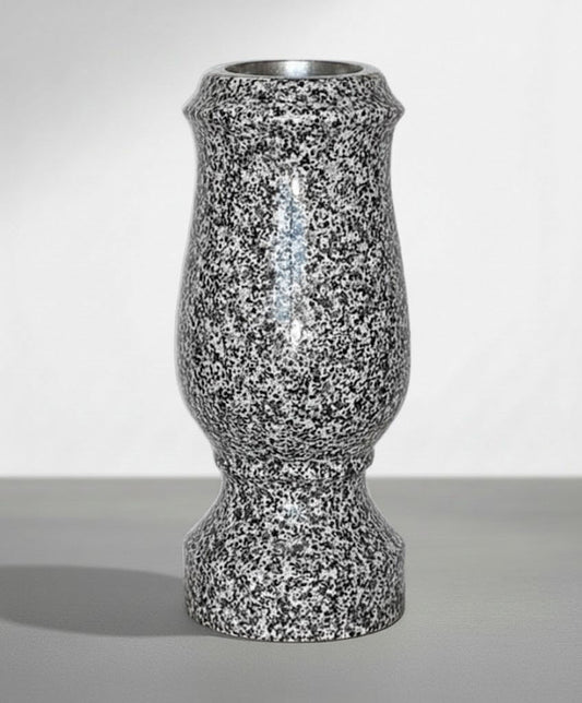 El jarrón de granito JA 0035 es un accesorio funerario resistente y elegante, diseñado para colocarse en sepulturas y lápidas de cementerio. Fabricado en granito de alta durabilidad, garantiza una excelente resistencia a la intemperie y al paso del tiempo.