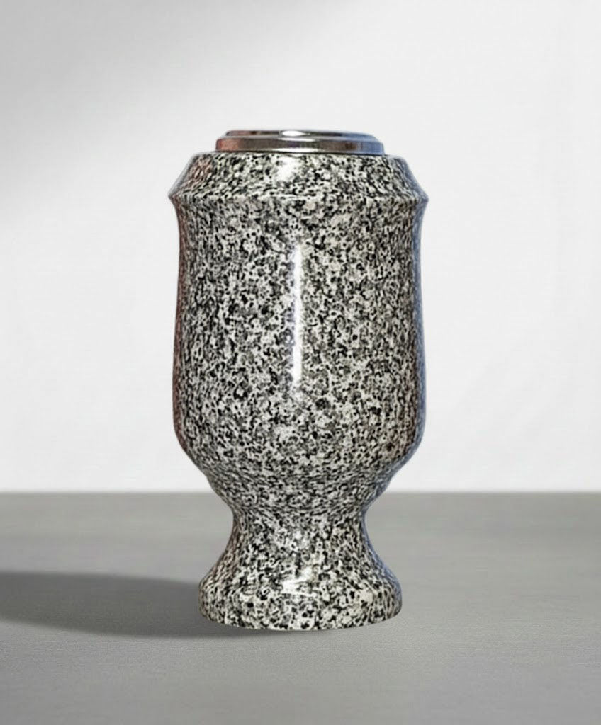 El jarrón de granito JA 0016 es un accesorio funerario resistente y elegante, diseñado para colocarse en sepulturas y lápidas de cementerio. Fabricado en granito de alta durabilidad, garantiza una excelente resistencia a la intemperie y al paso del tiempo.