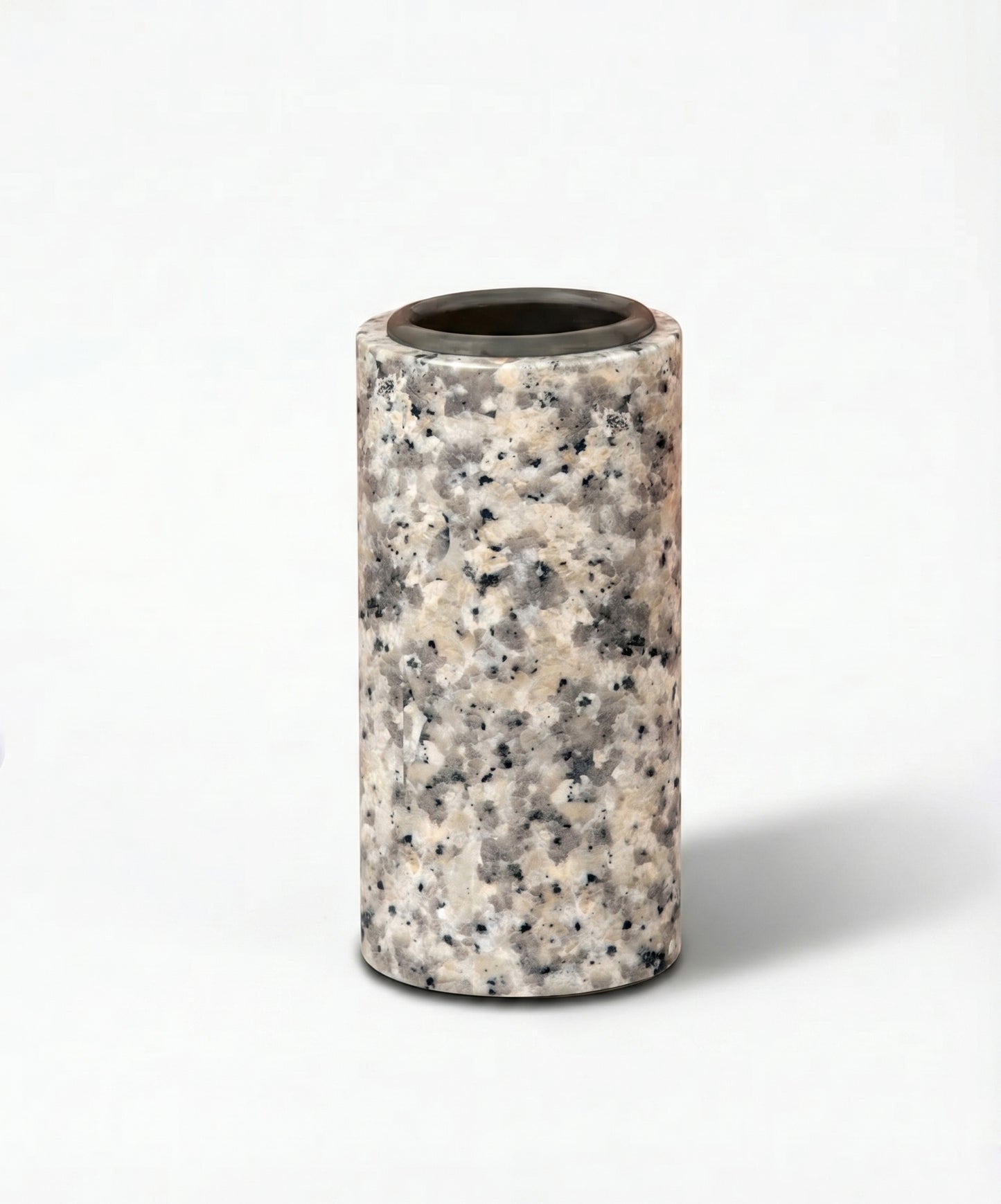 Jarrón de granito para columbario con fijación a pared, 13×6×6 cm. Envío a toda España y colocación en cementerios de Madrid. Stock y entrega inmediata.