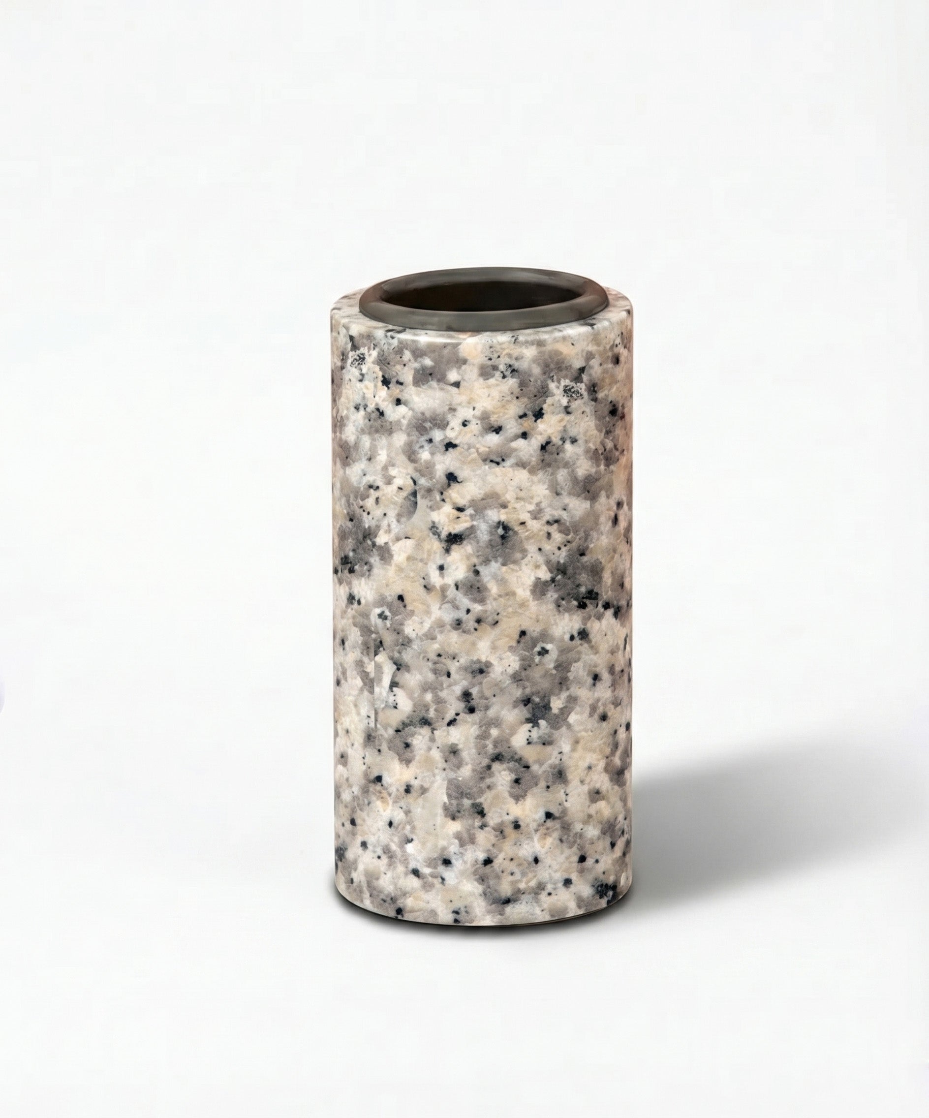 Jarrón de granito para columbario con fijación a pared, 13×6×6 cm. Envío a toda España y colocación en cementerios de Madrid. Stock y entrega inmediata.
