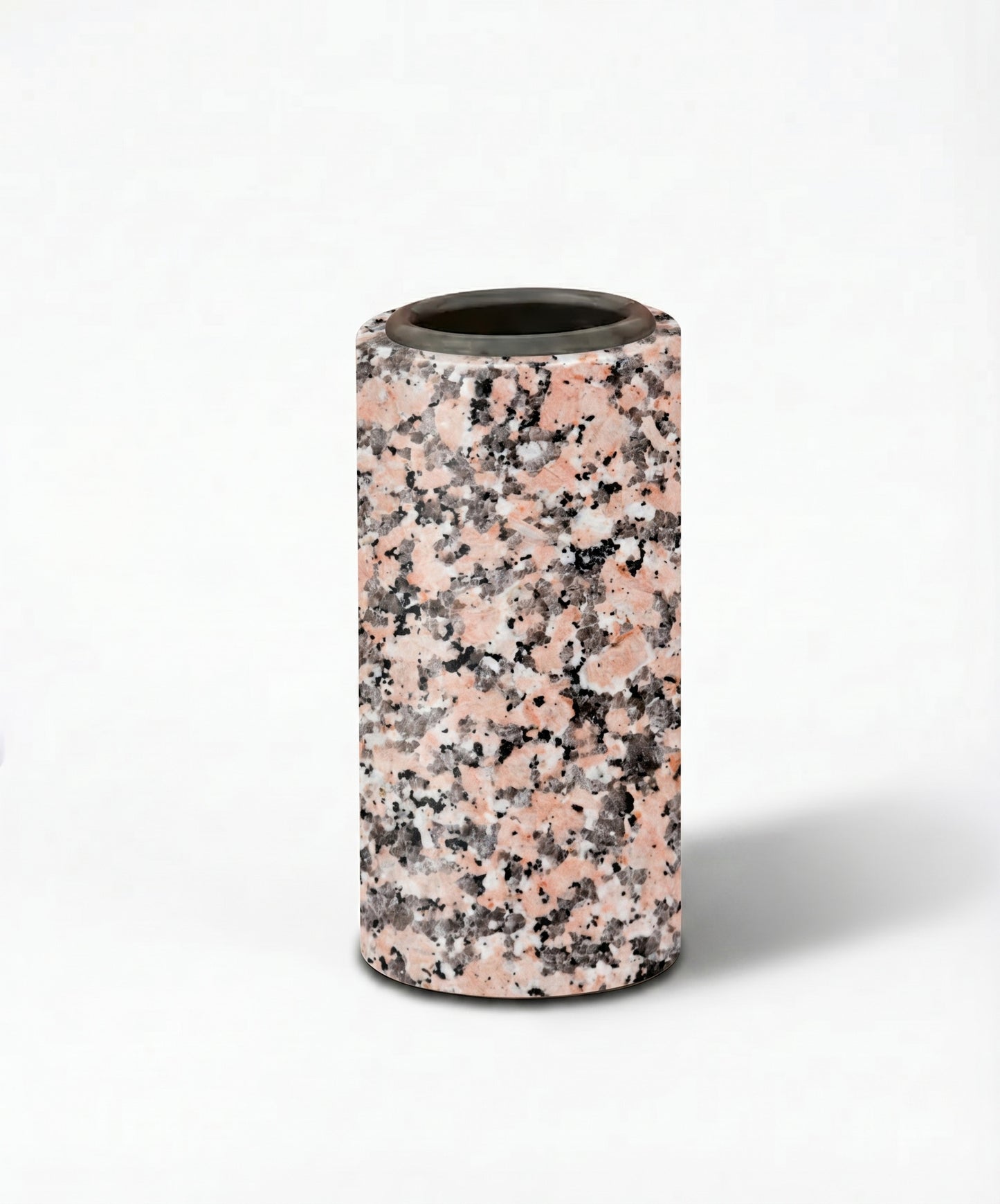 Jarrón de granito para columbario con fijación a pared, 13×6×6 cm. Envío a toda España y colocación en cementerios de Madrid. Stock y entrega inmediata.