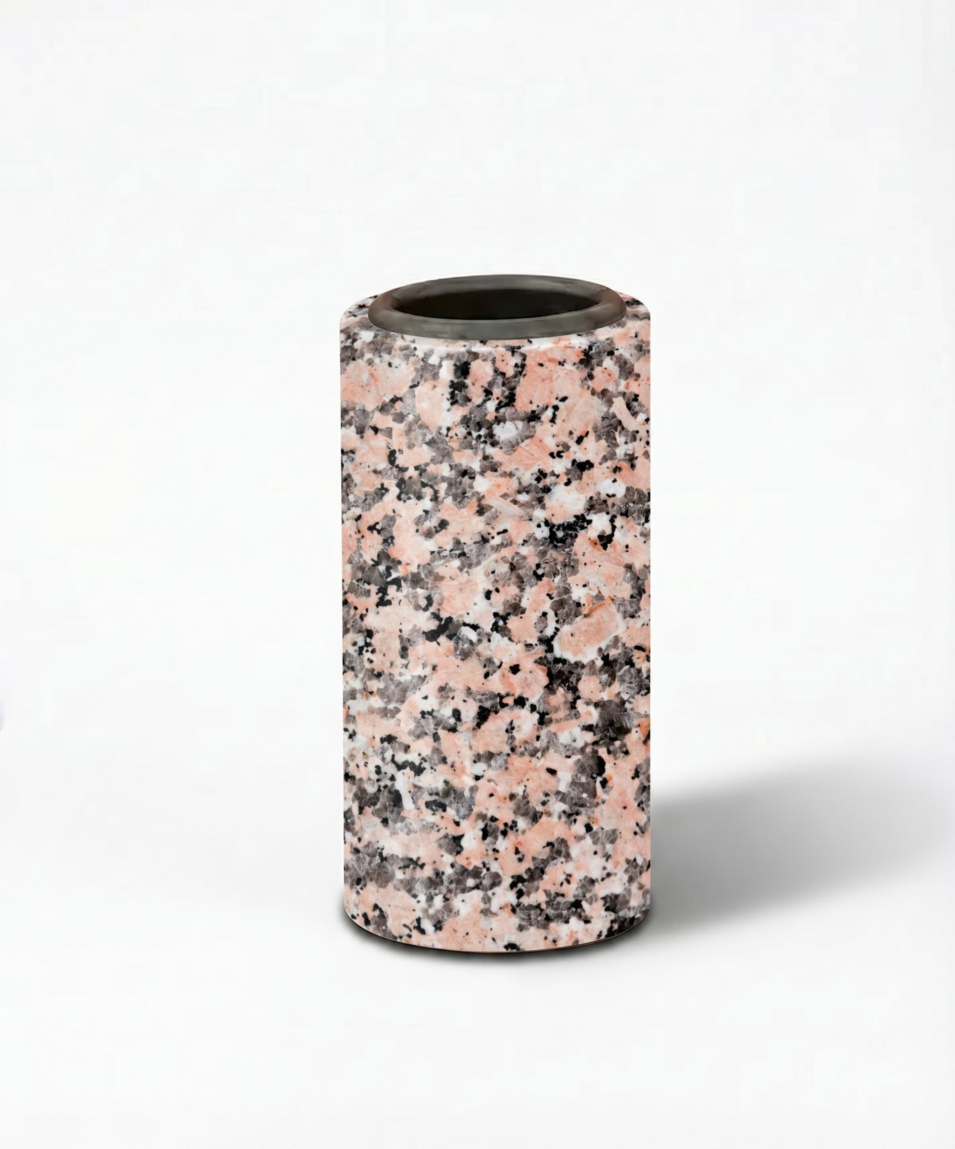 Jarrón de granito para columbario con fijación a pared, 13×6×6 cm. Envío a toda España y colocación en cementerios de Madrid. Stock y entrega inmediata.