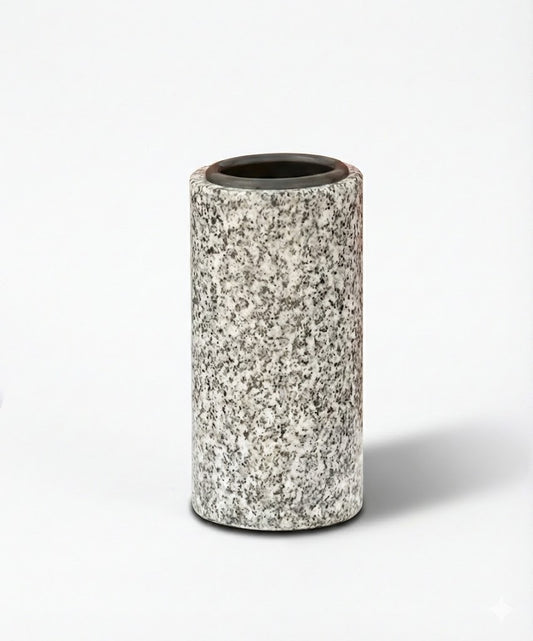 Jarrón de granito para columbario con fijación a pared, 13×6×6 cm. Envío a toda España y colocación en cementerios de Madrid. Stock y entrega inmediata.