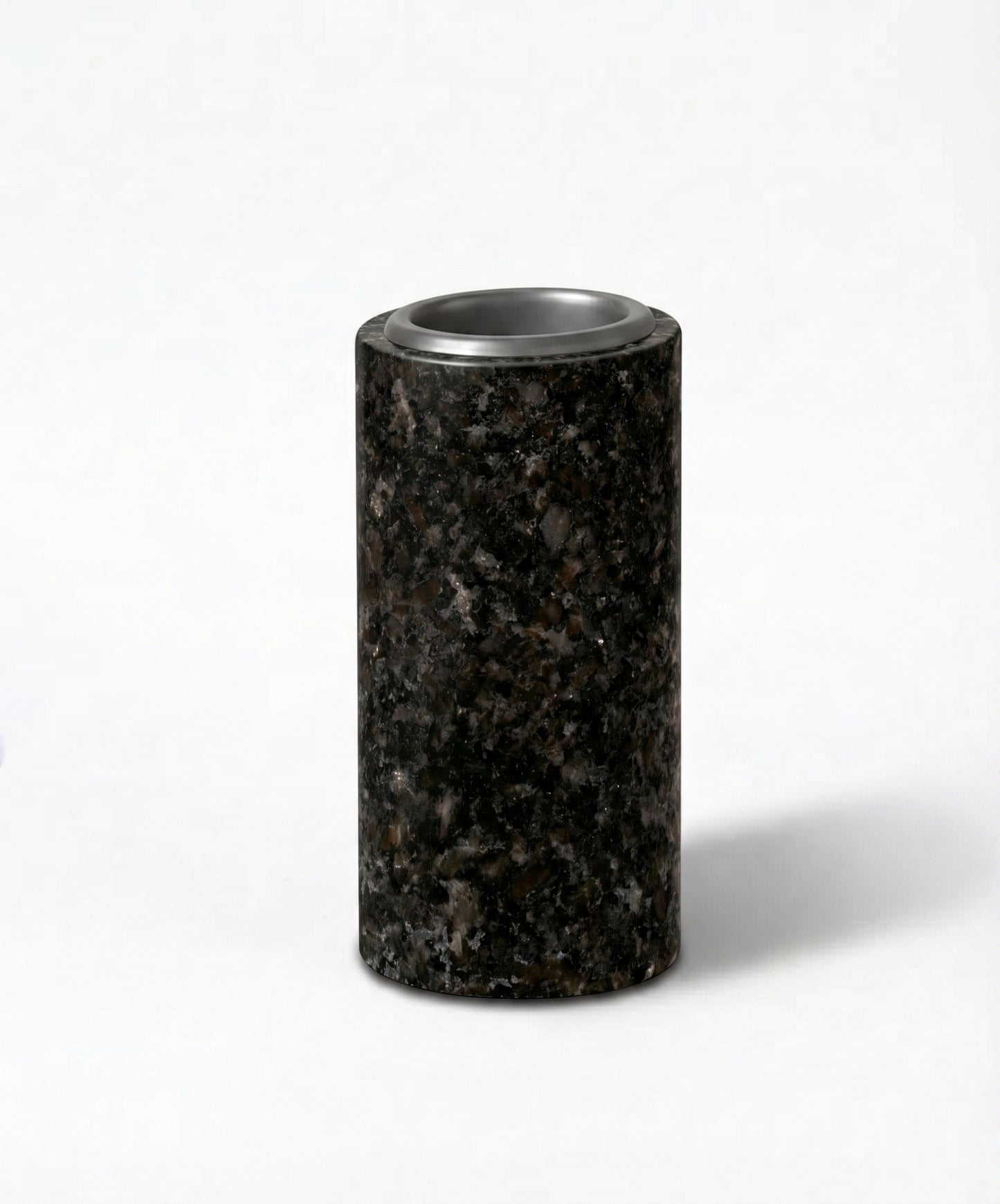 Jarrón de granito para columbario con fijación a pared, 13×6×6 cm. Envío a toda España y colocación en cementerios de Madrid. Stock y entrega inmediata.
