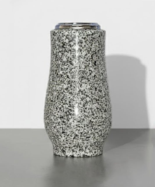 Gran jarrón torneado de granito (28 cm) para sepulturas. Silueta robusta y elegante de gran estabilidad. Ideal para ramos grandes en el cementerio. ¡Compra aquí!