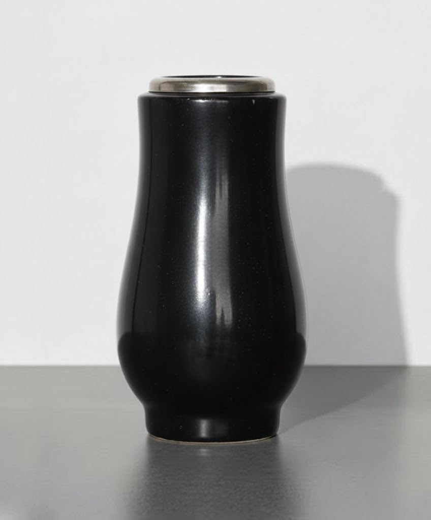Gran jarrón torneado de granito (28 cm) para sepulturas. Silueta robusta y elegante de gran estabilidad. Ideal para ramos grandes en el cementerio. ¡Compra aquí!