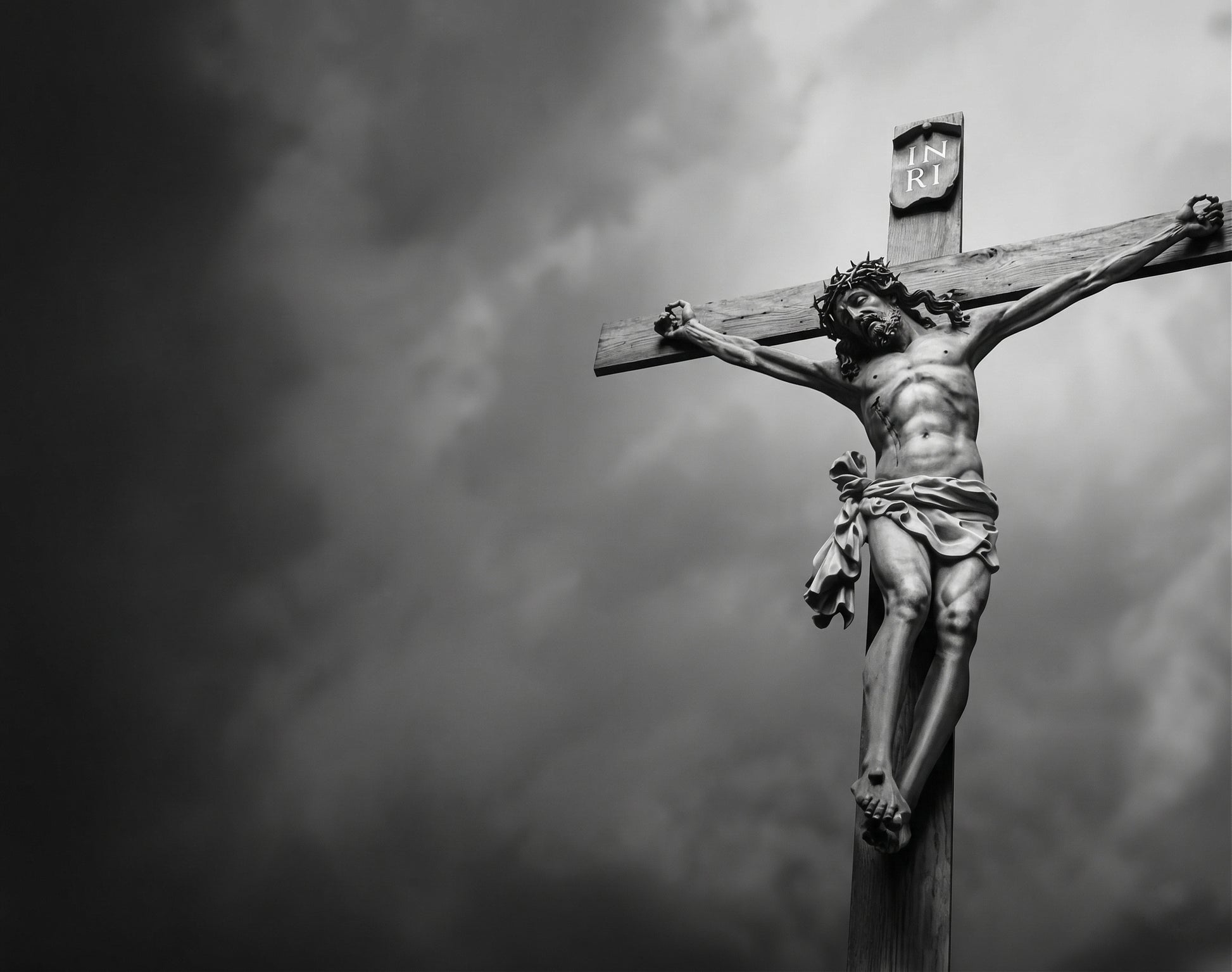 Lápida con imagen en blanco y negro de Cristo en la cruz en primer plano, diseño emotivo que simboliza fe, sacrificio y recuerdo eterno