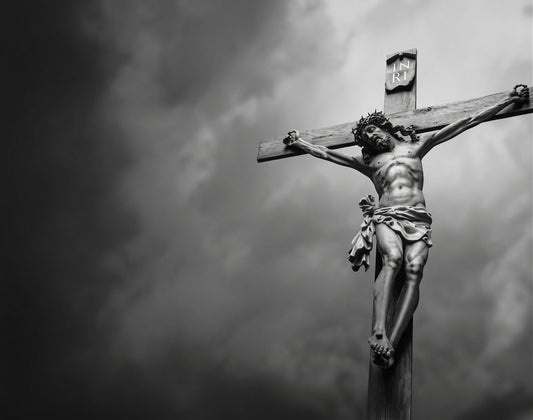 Lápida con imagen en blanco y negro de Cristo en la cruz en primer plano, diseño emotivo que simboliza fe, sacrificio y recuerdo eterno