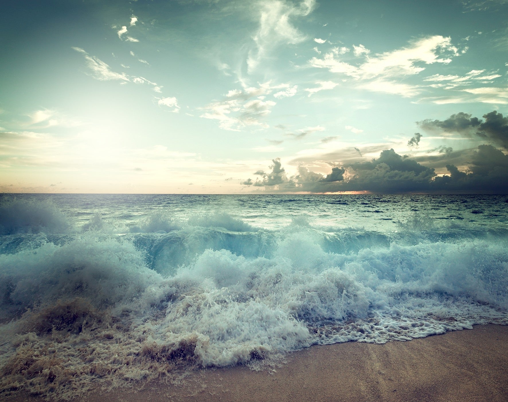 Lápida con imagen de olas del mar batiendo sobre la playa, diseño emotivo que simboliza paz, eternidad y recuerdo