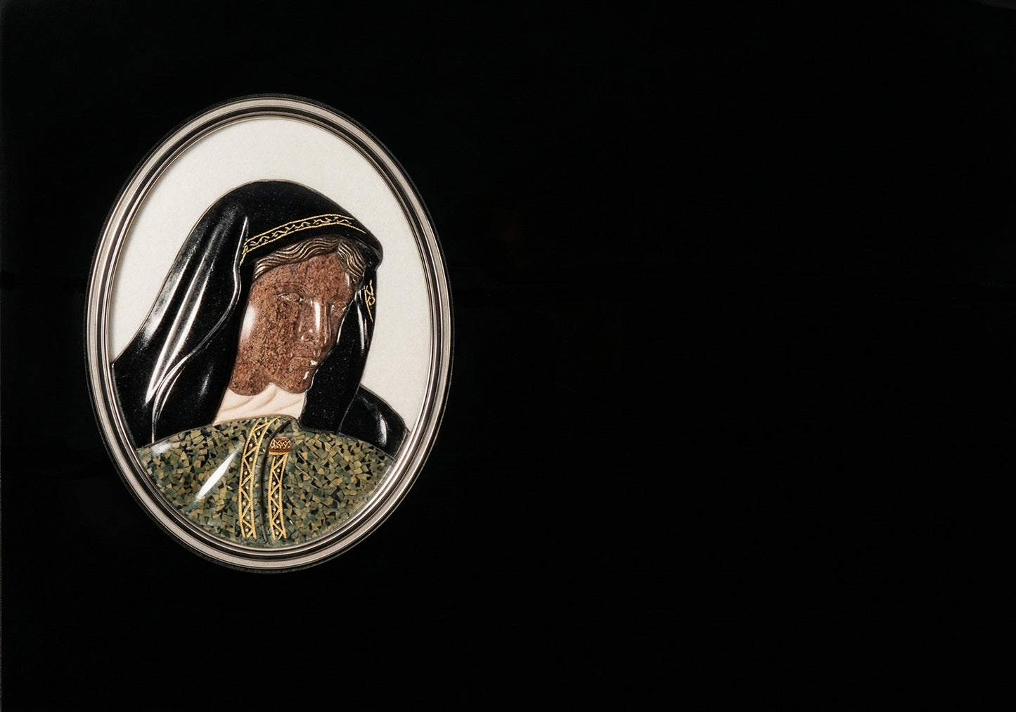 Lápida de Granito Negro de la Virgen Dolorosa con Relieve Incrustado