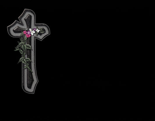 "Lápidas personalizadas con el grabado de cruz con flores. Arte sacro de alta fidelidad en granito negro con tecnología láser HD. 50 años de garantía y respeto."