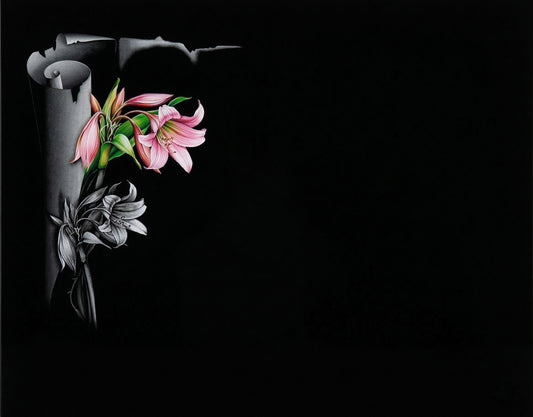 "Lápidas personalizadas con el grabado de lirios rosas. Arte sacro de alta fidelidad en granito negro con tecnología láser HD. 50 años de garantía y respeto."