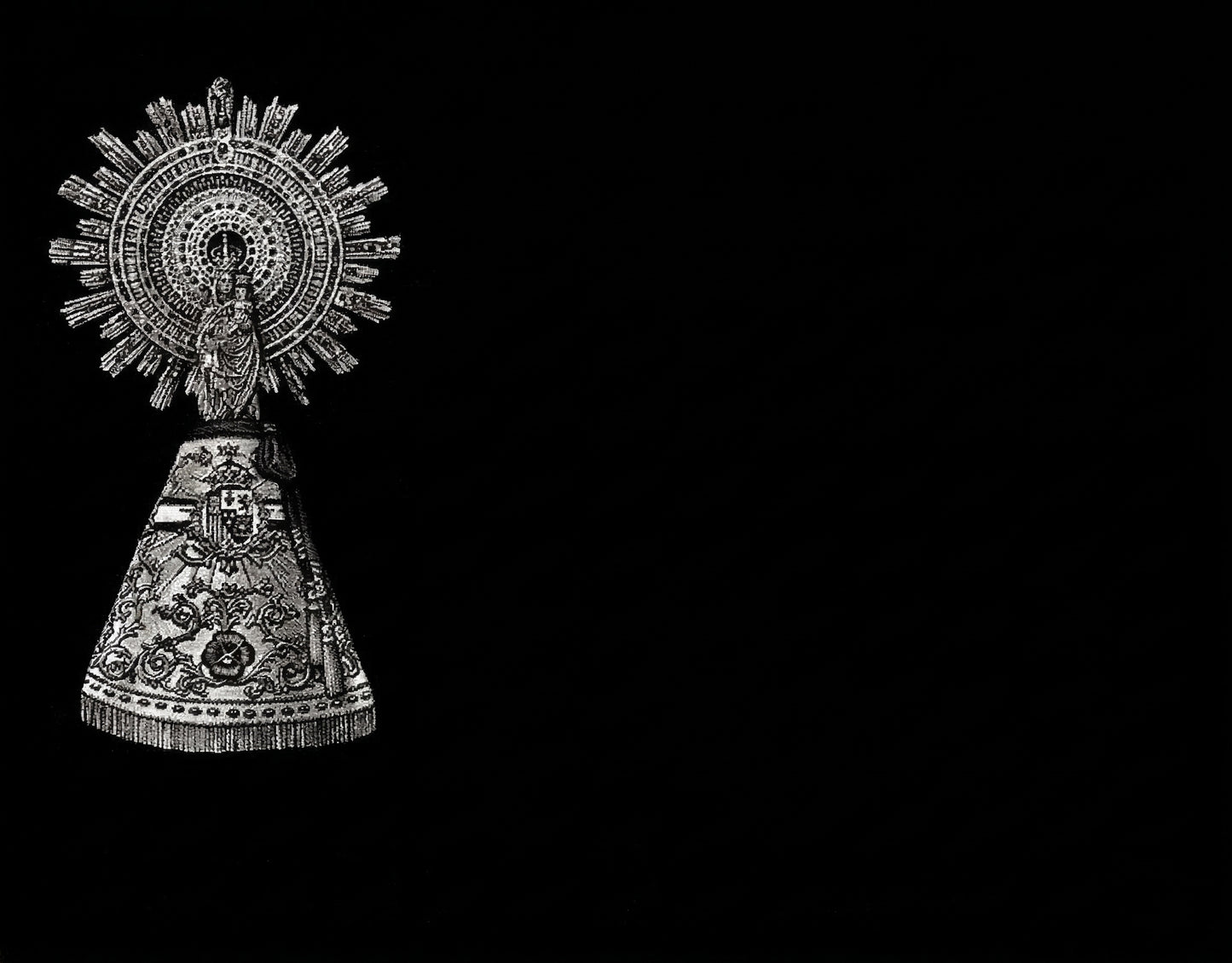 "Lápidas personalizadas con el grabado de la Virgen del Pilar. Arte sacro de alta fidelidad en granito negro con tecnología láser HD. 50 años de garantía y respeto."