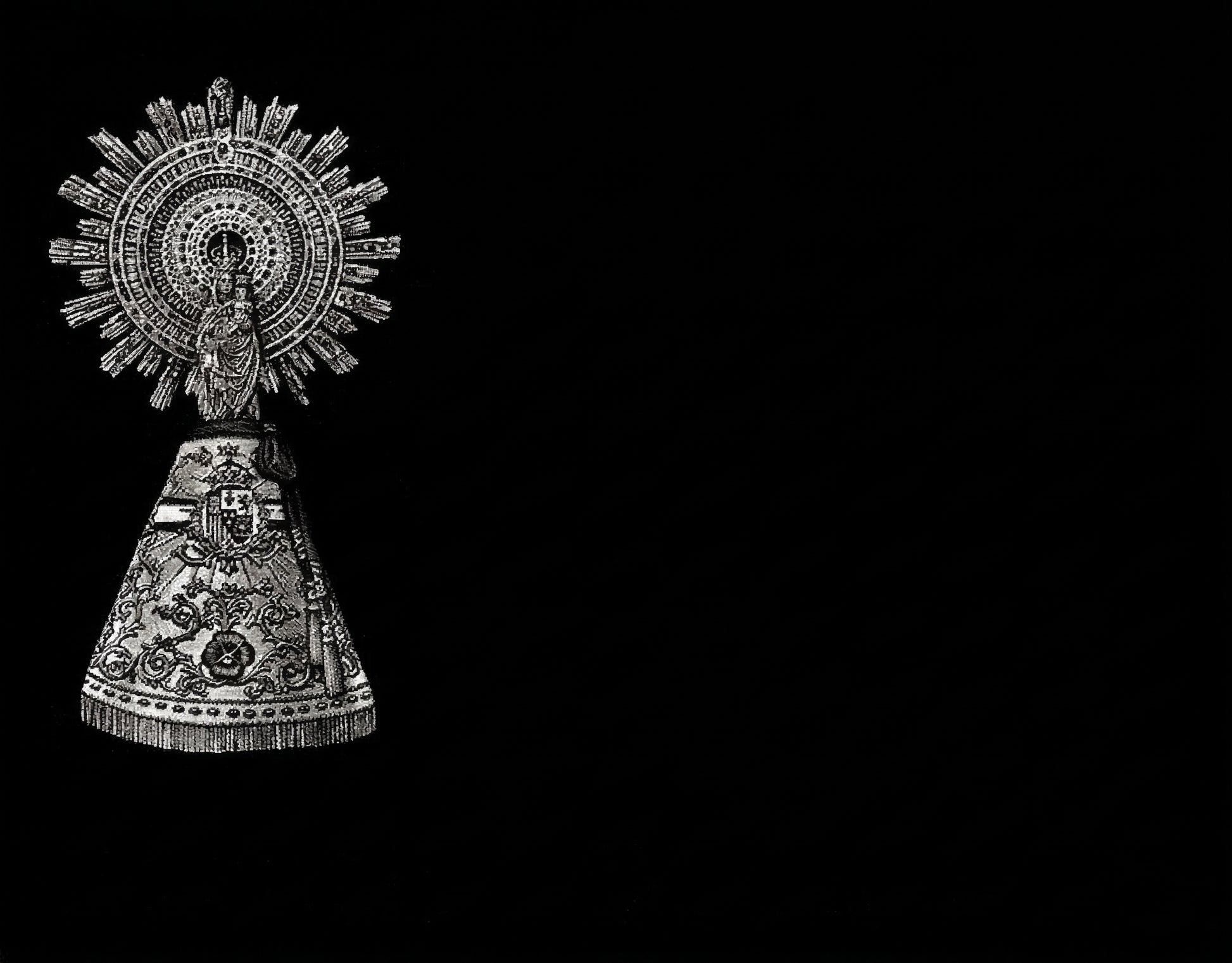 "Lápidas personalizadas con el grabado de la Virgen del Pilar. Arte sacro de alta fidelidad en granito negro con tecnología láser HD. 50 años de garantía y respeto."