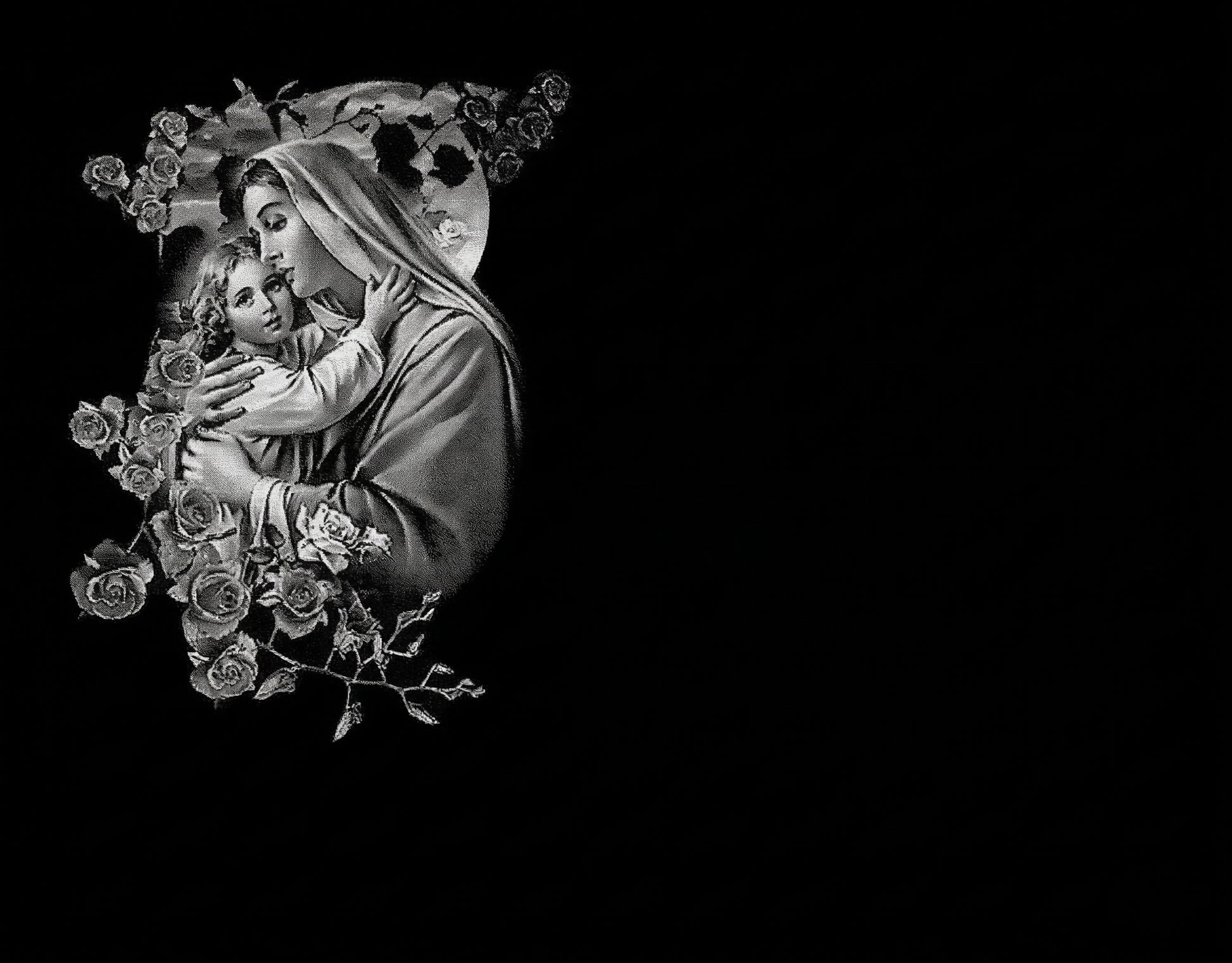 "Lápidas personalizadas con el grabado de Virgen con Niño. Arte sacro de alta fidelidad en granito negro con tecnología láser HD. 50 años de garantía y respeto."