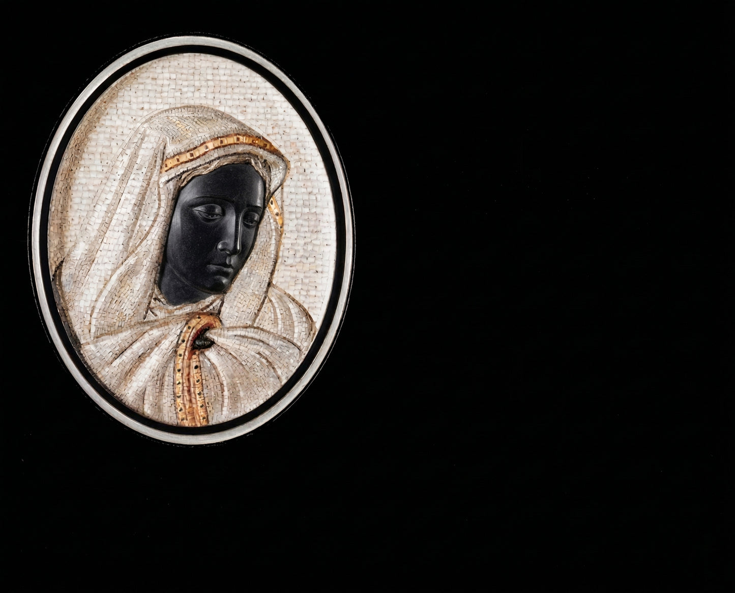Lápida de nicho en granito con imagen de la Virgen María. Trabajo artesanal, gran durabilidad y acabado elegante para cementerios.
