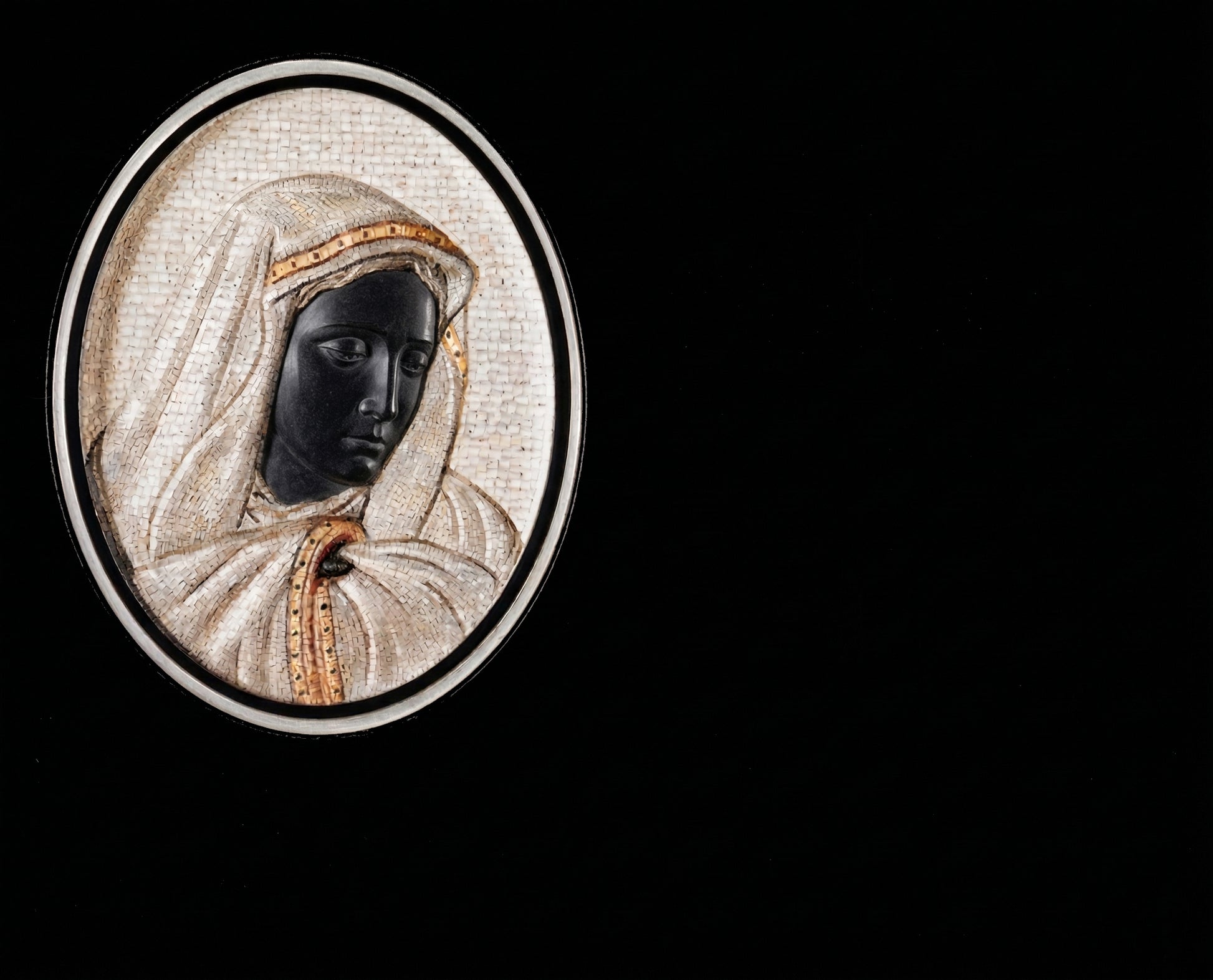Lápida de nicho en granito con imagen de la Virgen María. Trabajo artesanal, gran durabilidad y acabado elegante para cementerios.