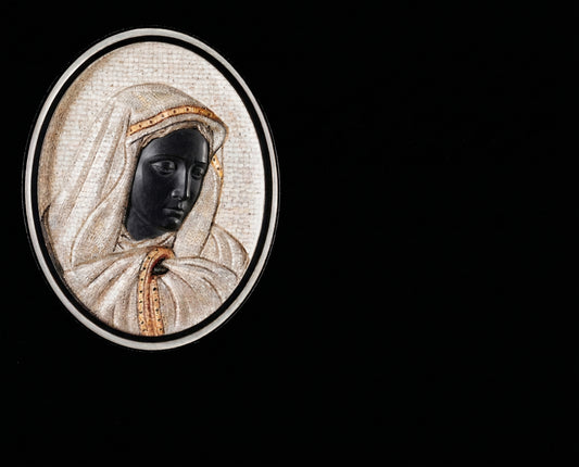 Lápida de nicho en granito con imagen de la Virgen María. Trabajo artesanal, gran durabilidad y acabado elegante para cementerios.