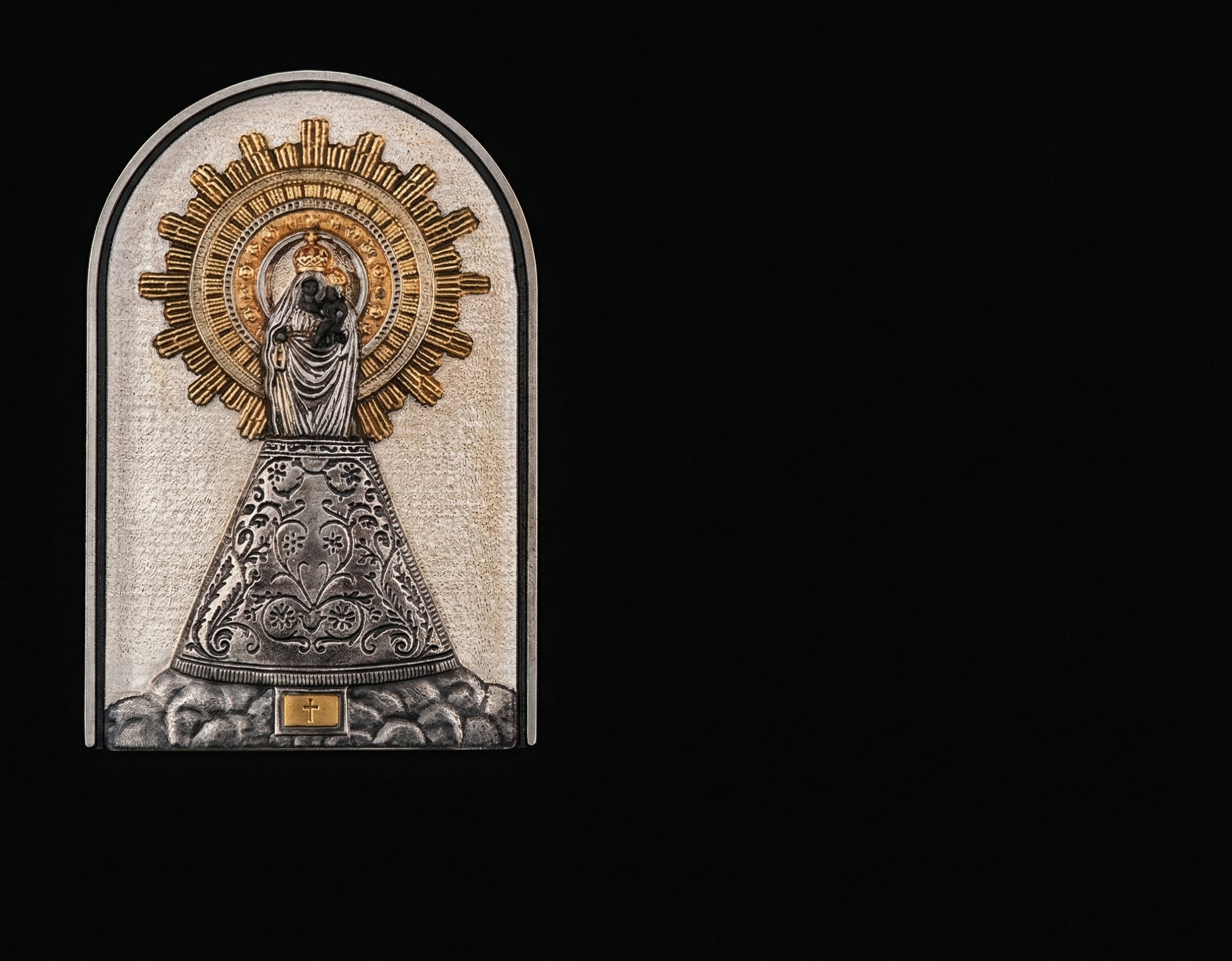 Lápida de nicho en granito con imagen de la Virgen del Pilar pintada a mano. Trabajo artesanal, gran durabilidad y acabado elegante para cementerios.