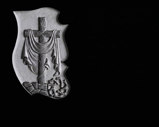 Lápida de nicho en granito negro con cruz y manto tallados. Diseño artesanal, personalizable y resistente para cementerios.