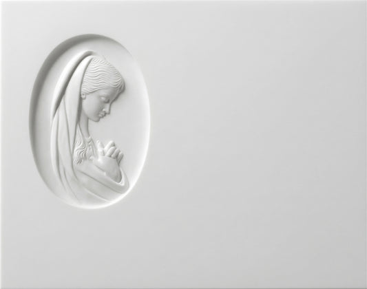 Lápida de nicho con imagen de la Virgen Niña en mármol blanco. Trabajo artesanal, gran durabilidad y acabado elegante para cementerios.