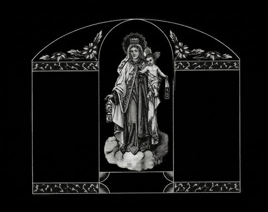 "Lápidas personalizadas con el grabado de la virgen del carmen. Arte sacro de alta fidelidad en granito negro con tecnología láser HD. 50 años de garantía y respeto."