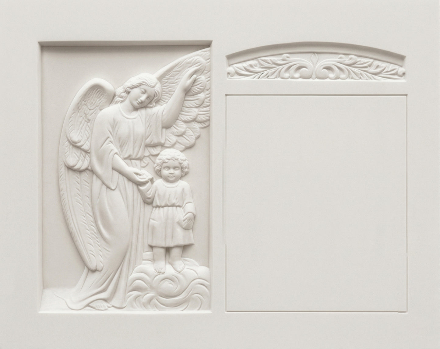 Lápida de nicho con ángel de la guarda en mármol blanco. Trabajo artesanal, gran durabilidad y acabado elegante para cementerios.