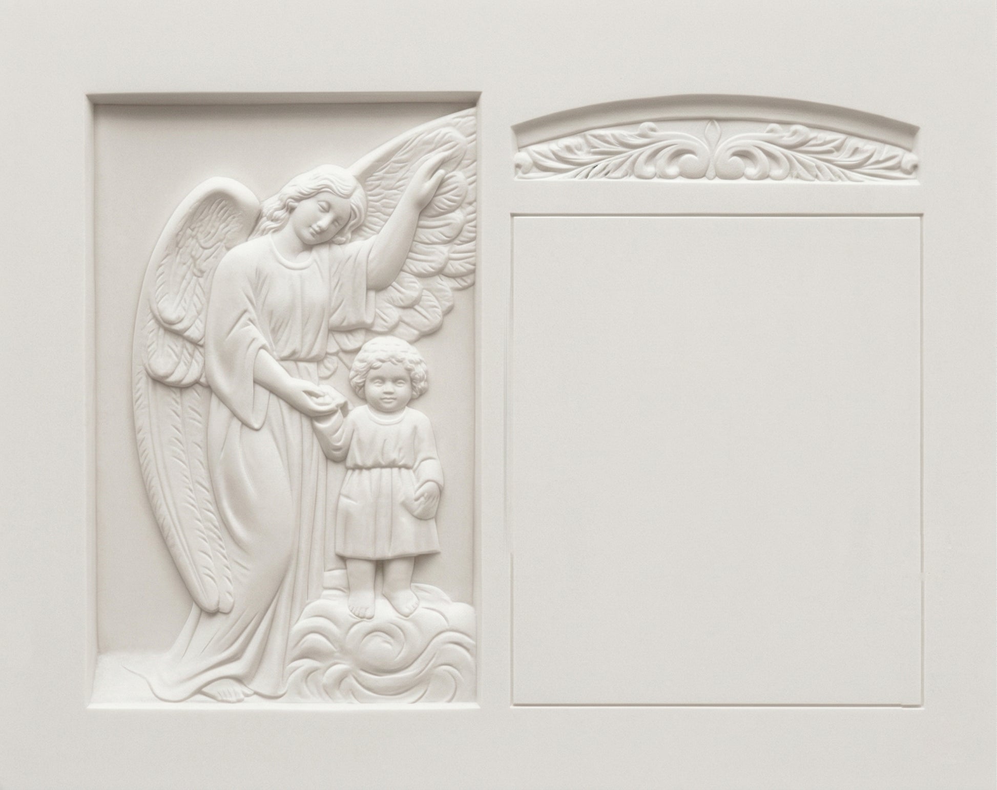 Lápida de nicho con ángel de la guarda en mármol blanco. Trabajo artesanal, gran durabilidad y acabado elegante para cementerios.