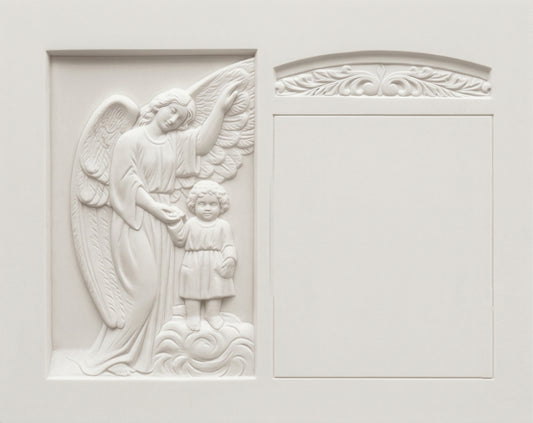 Lápida de nicho con ángel de la guarda en mármol blanco. Trabajo artesanal, gran durabilidad y acabado elegante para cementerios.