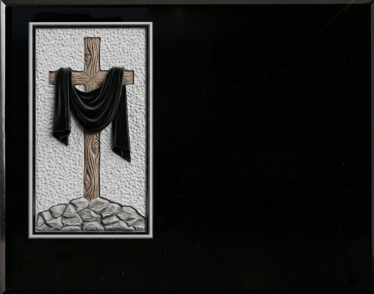Lápida de nicho en granito negro con cruz y manto tallados y pintados a mano. Diseño artesanal, personalizable y resistente para cementerios.