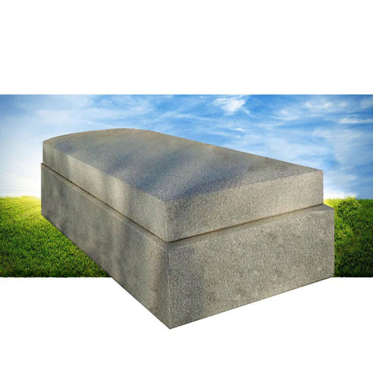 Lápida Tumbón Tapa Bombeo en Granito gris Quintana de 20 cm. | Ref. LA 130 Madrid diseñado para quienes buscan una presencia maciza y duradera, resaltada por el brillo impecable del granito pulido de primera calidad.