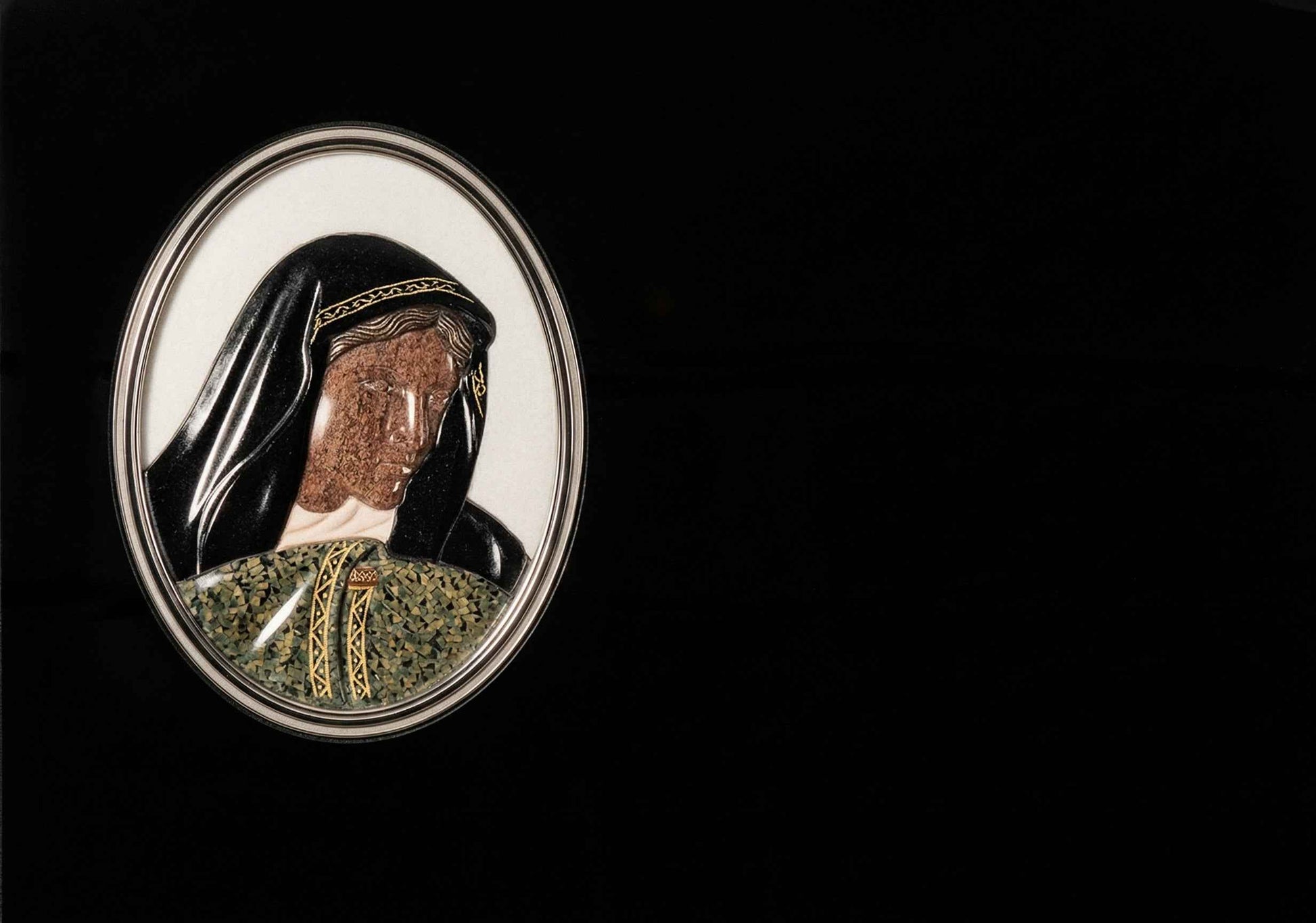 Lápida de Granito Negro de la Virgen Dolorosa con Relieve Incrustado