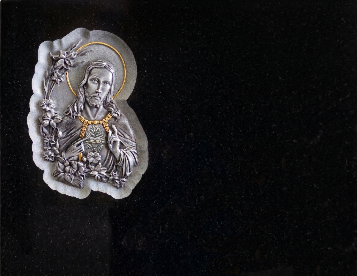 Nuestra lápida de nicho  con el Sagrado Corazón de Jesús Tallado y Pintado en Plata combina la nobleza del granito de importación con un trabajo artesanal de tallado directo sobre la piedra. Se trata de una pieza sólida, elegante y pensada para perdurar, ideal para quienes buscan un homenaje sobrio, religioso y totalmente personalizado.  