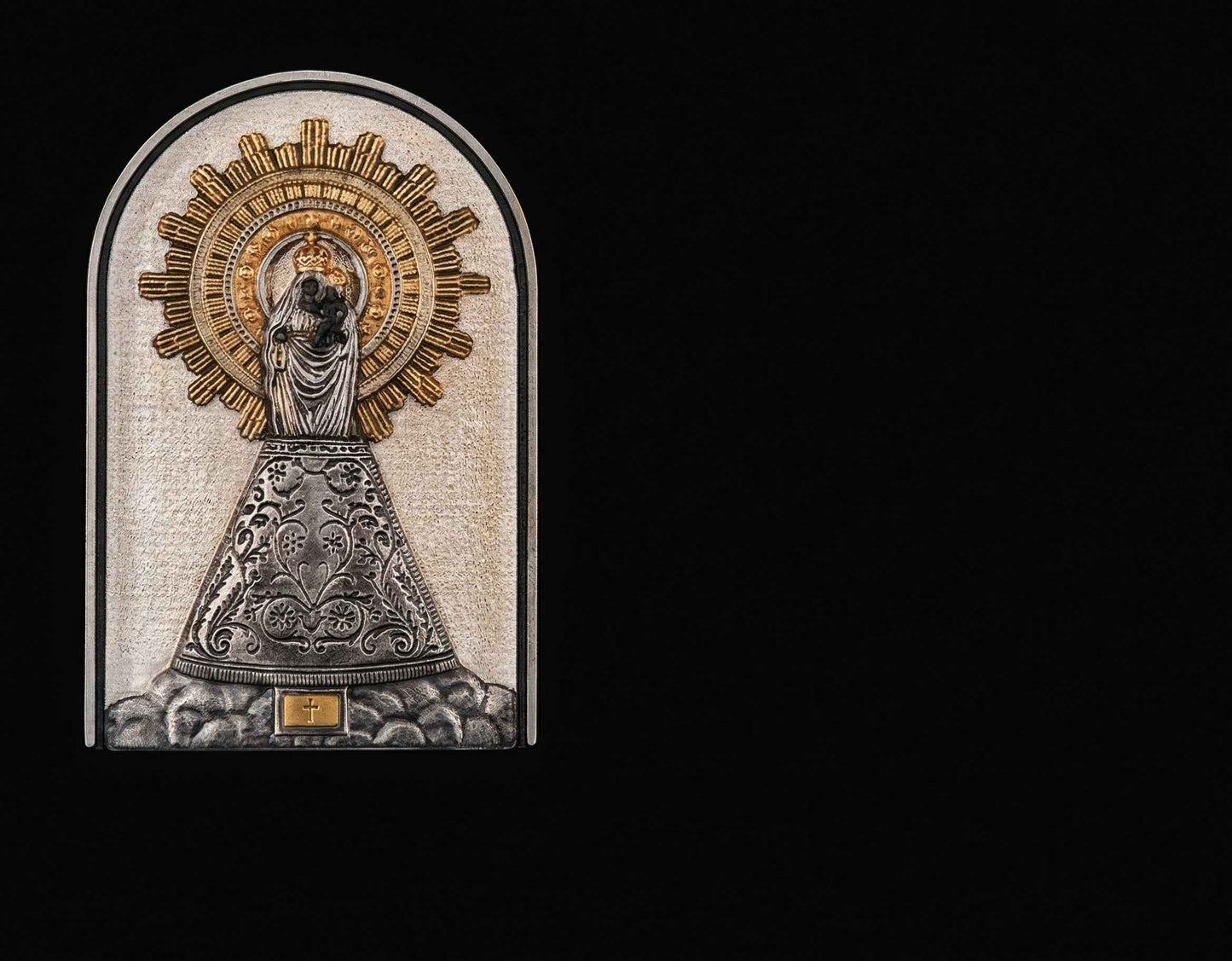 Lápida de Nicho en Granito Negro con la Virgen del Pilar Tallada y Pintada a Mano