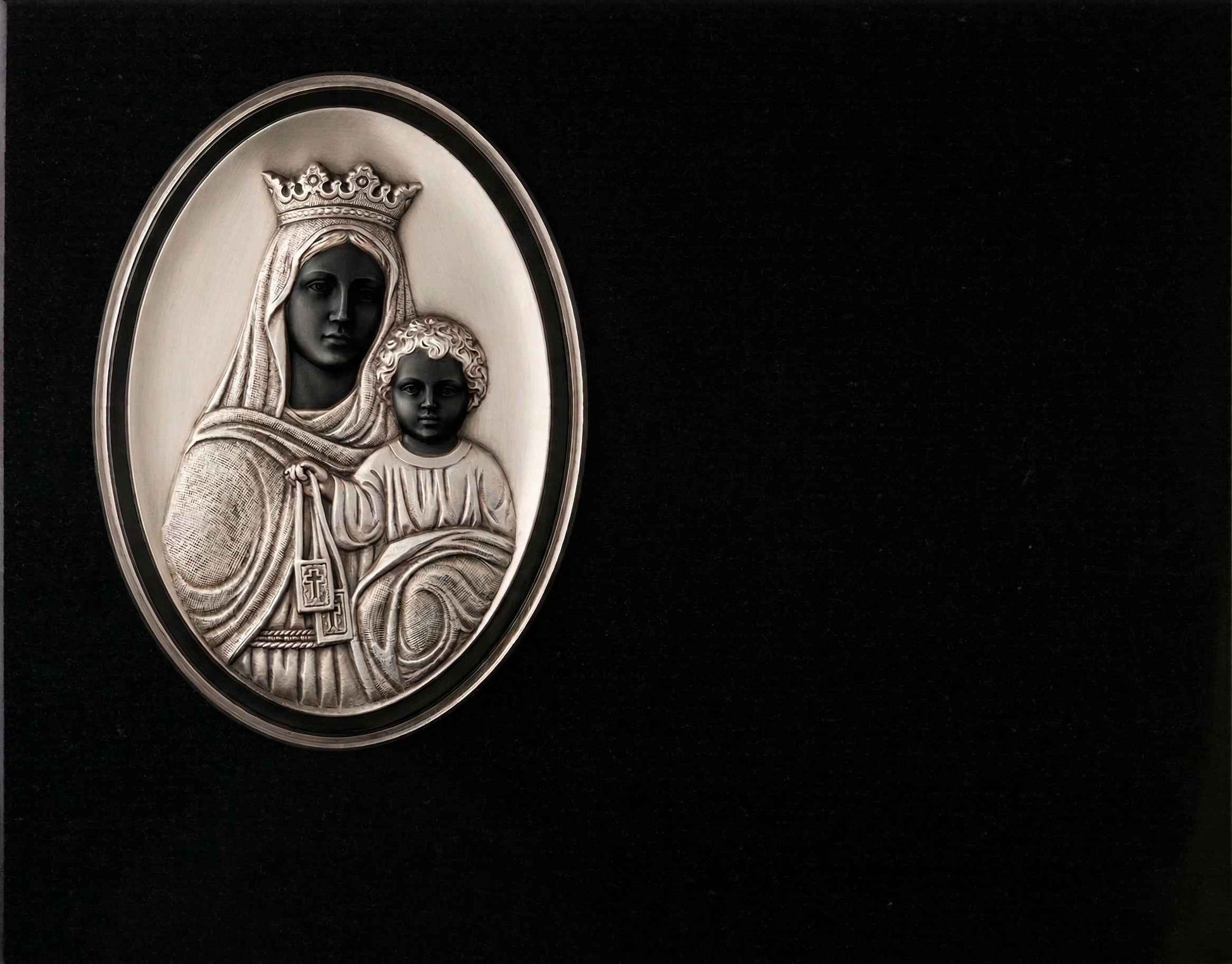 Lápida de Nicho en Granito Negro con Virgen del Carmen Tallada