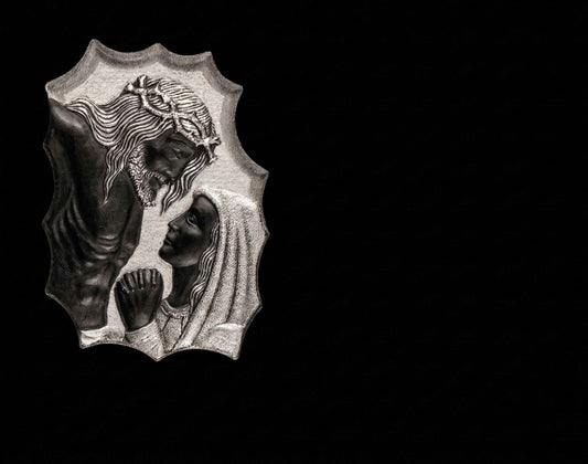 Lápida de Nicho en Granito Negro con Piedad Tallada