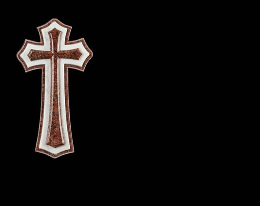 Cruz incrustada en granito rojo, ideal para lápidas y nichos. Trabajo funerario de alta calidad, resistente y con opción de personalización.