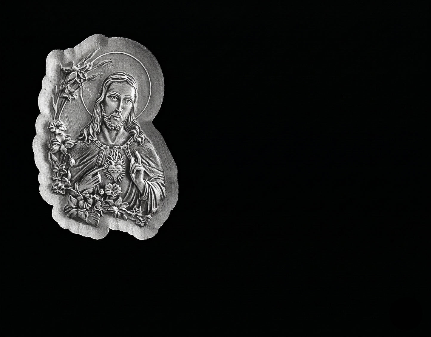Sagrado Corazón de Jesús tallado y pintado en plata para lápidas y nichos. Acabado artesanal, resistente y personalizable.