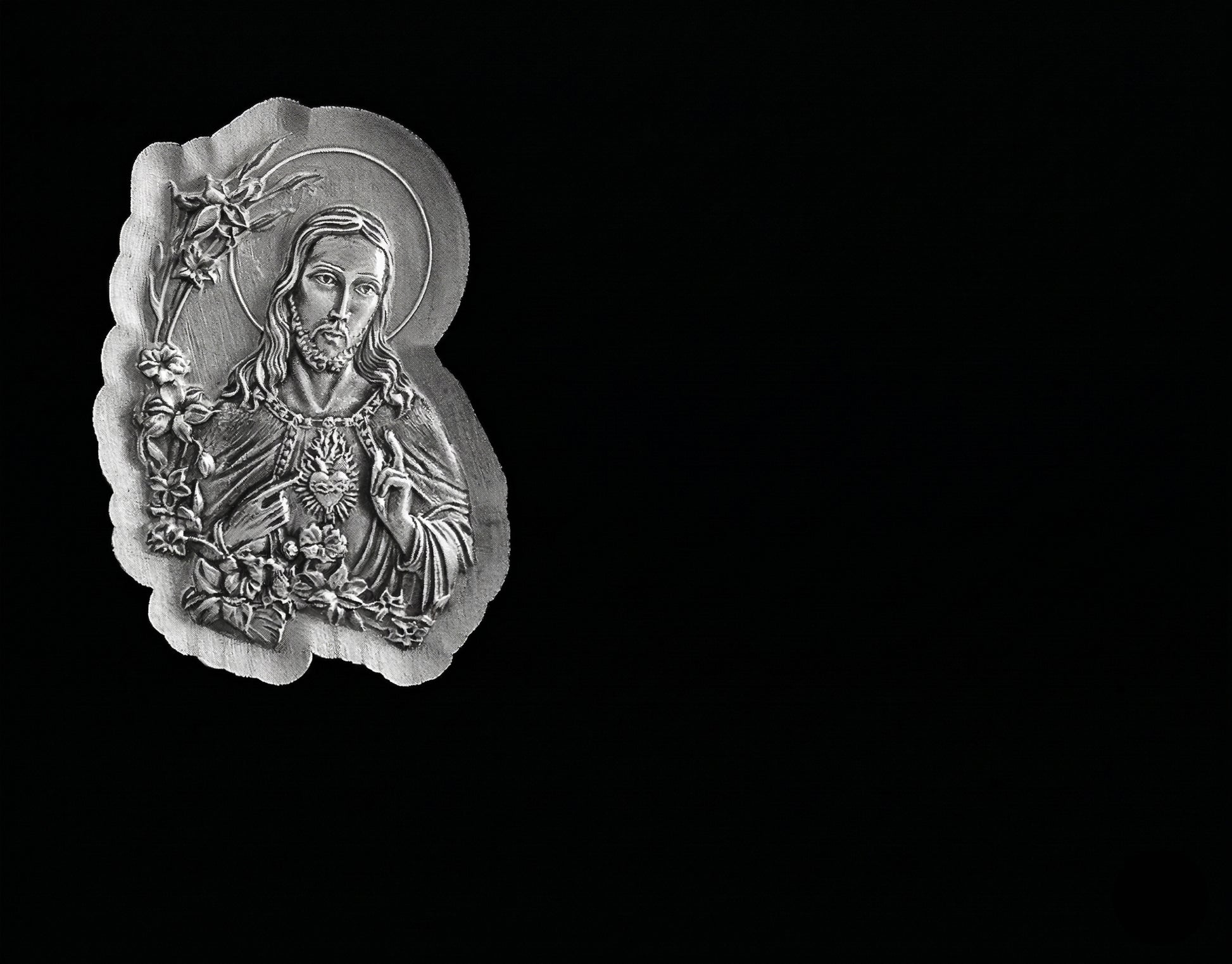 Sagrado Corazón de Jesús tallado y pintado en plata para lápidas y nichos. Acabado artesanal, resistente y personalizable.