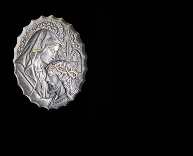 La imagen de la Piedad en Plata se talla directamente en el granito, logrando un relieve profundo y permanente, resistente al paso del tiempo
