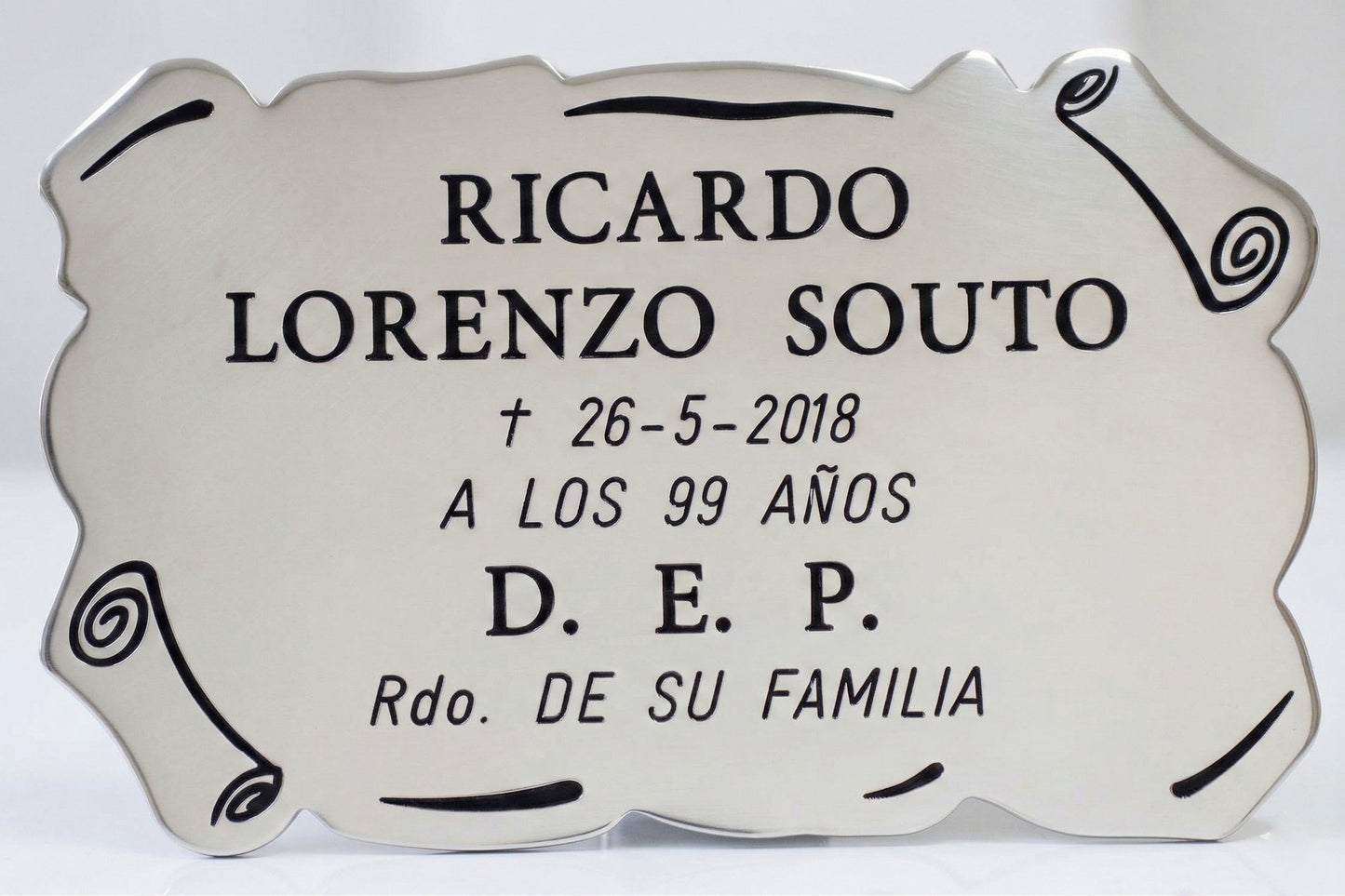 Placas Modelo Pergamino 2 en acero inoxidable brillo con grabación personalizada.