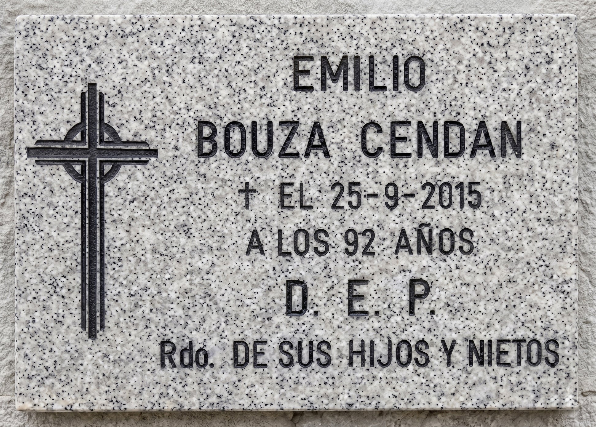 Placas de piedra artificial con un acabado realista de imitación granito gris. Máxima elegancia y resistencia exterior. ¡Personaliza la tuya hoy!