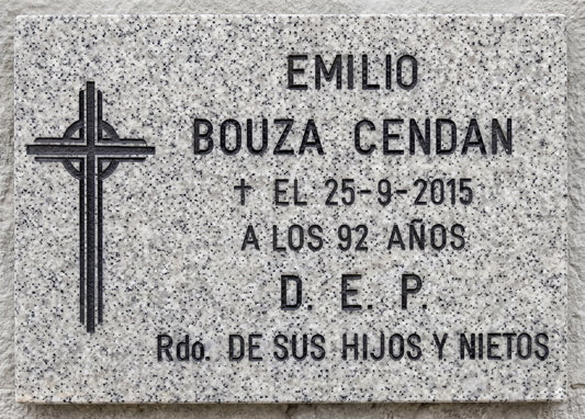Placas de piedra artificial con un acabado realista de imitación granito gris. Máxima elegancia y resistencia exterior. ¡Personaliza la tuya hoy!