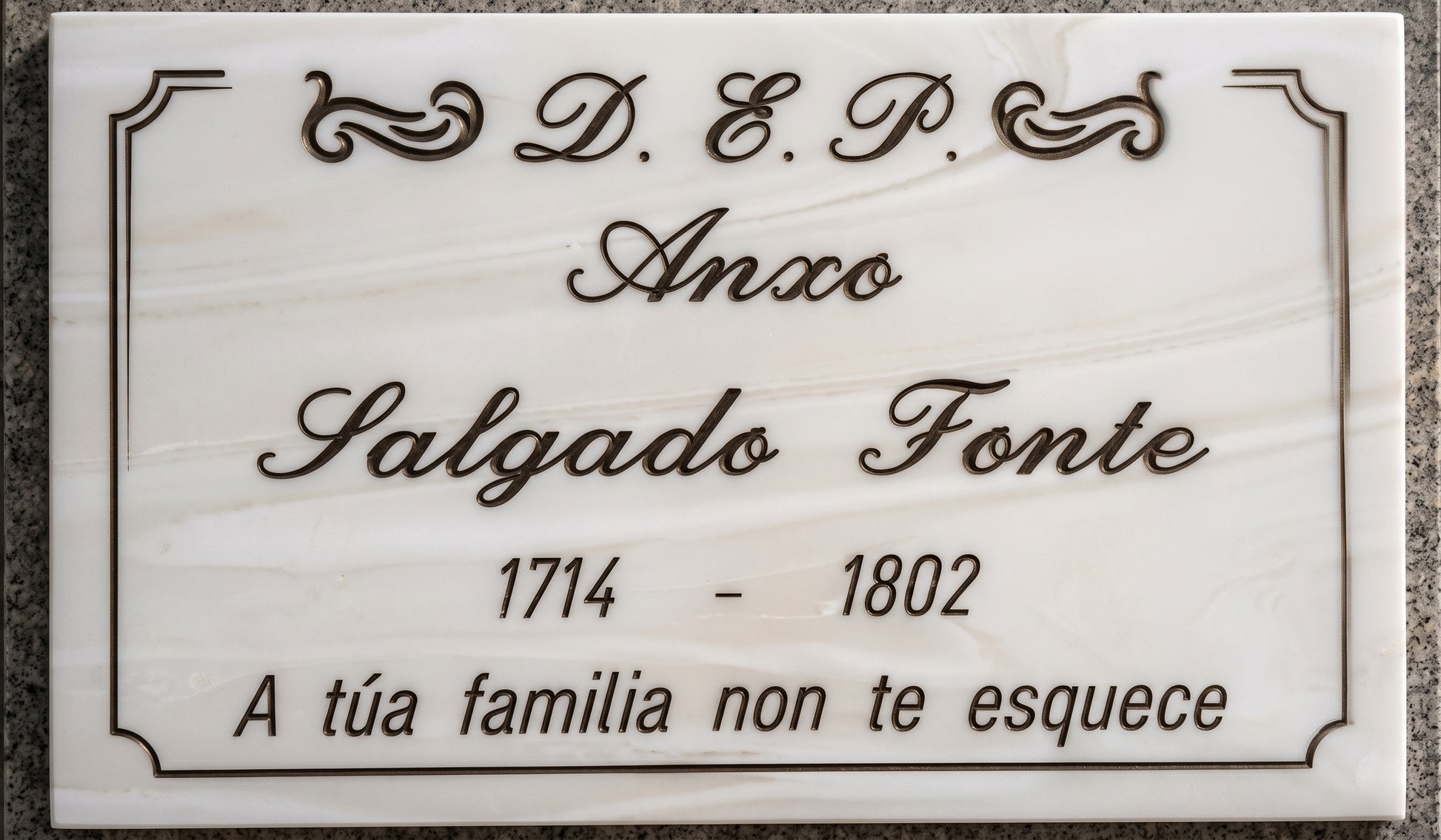 Placas de piedra artificial con un acabado realista de imitación mármol blanco Italia. Máxima elegancia y resistencia exterior. ¡Personaliza la tuya hoy!
