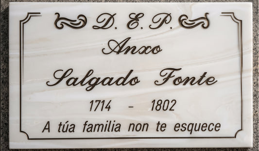Placas de piedra artificial con un acabado realista de imitación mármol blanco Italia. Máxima elegancia y resistencia exterior. ¡Personaliza la tuya hoy!