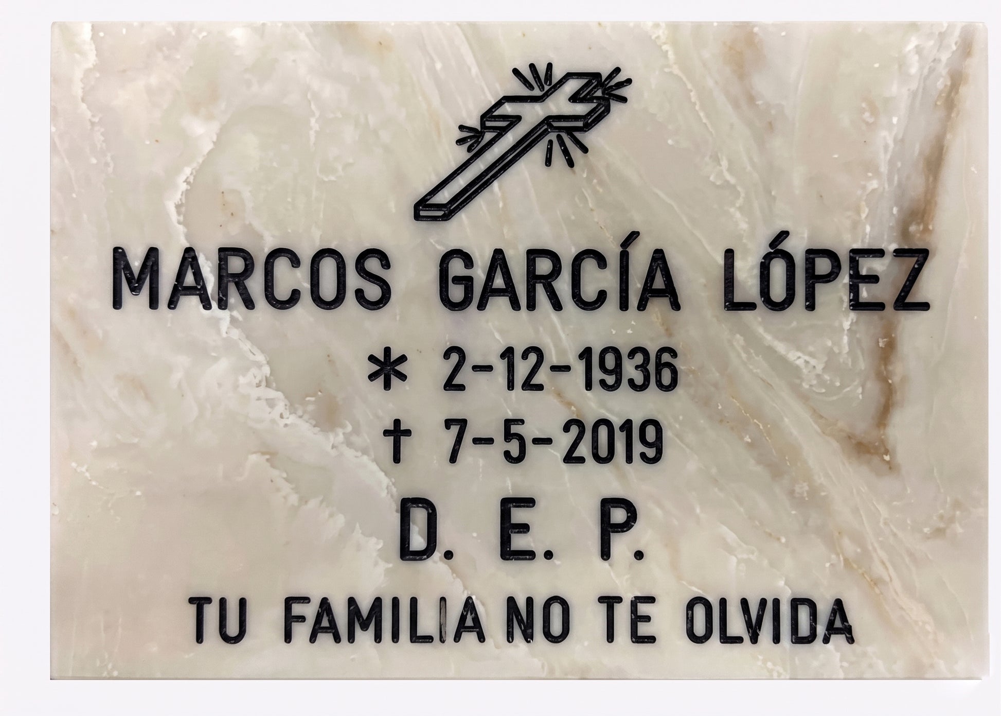 Placas de piedra artificial con un acabado realista de imitación mármol crema. Máxima elegancia y resistencia exterior. ¡Personaliza la tuya hoy!