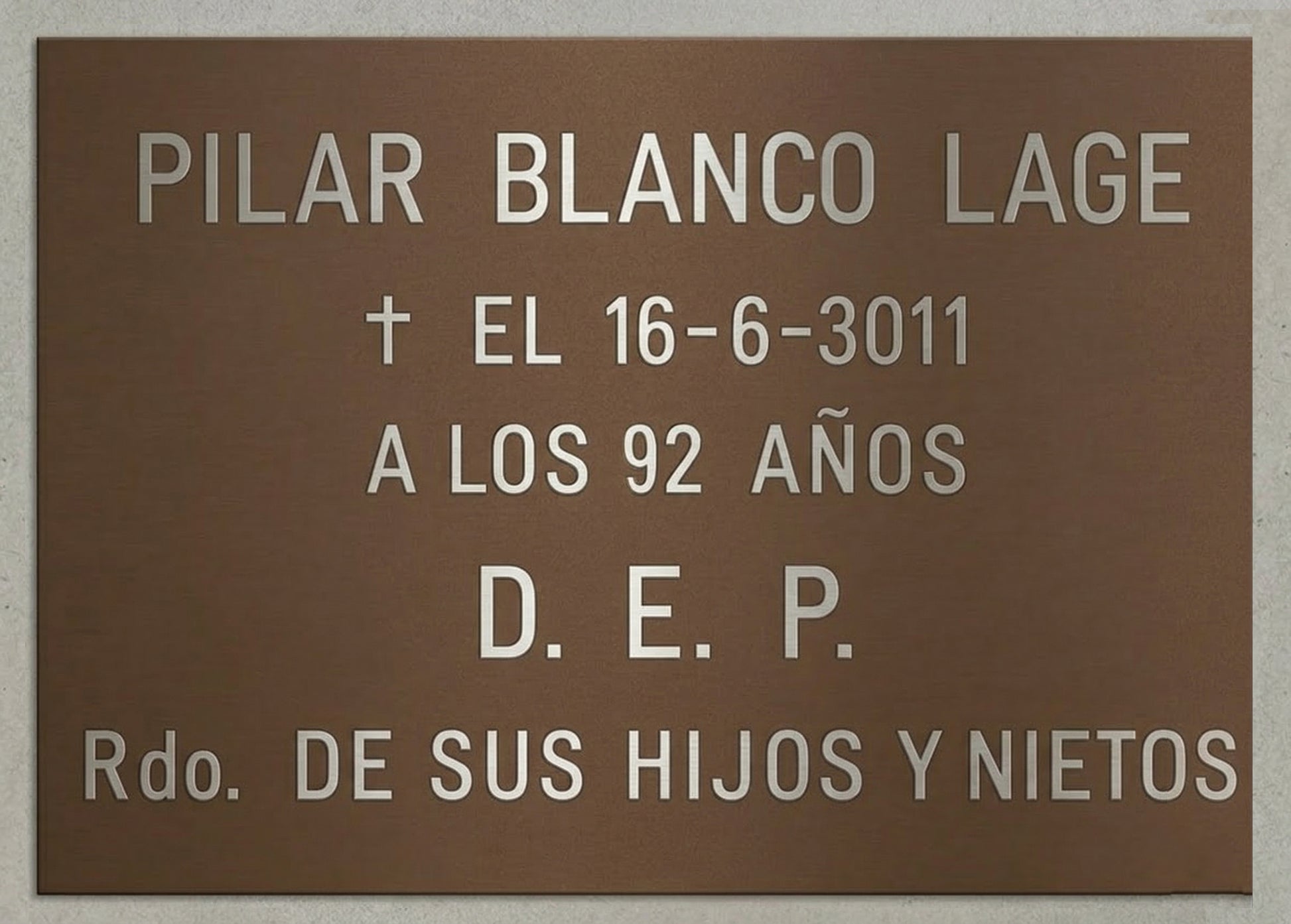 Placas de aluminio bronce mate con acabados premium  Grabado profesional